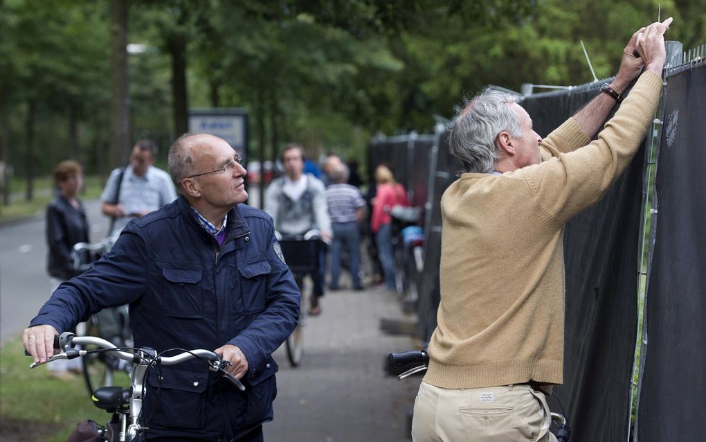 Mensen die slachtoffers van een ongeluk of mishandeling filmen en de beelden online delen kunnen volgens een nieuw wetsvoorstel een celstraf krijgen. beeld ANP, Marcel van Hoorn