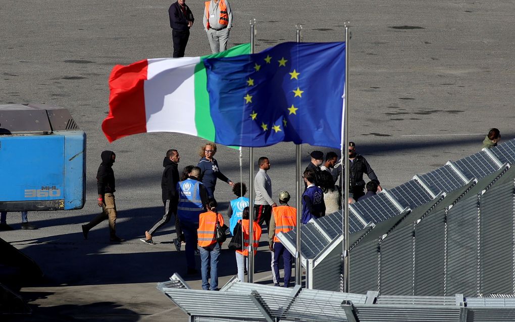 Een groep illegale migranten arriveert in oktober in een Italiaans opvangcentrum in de Albanese kustplaats Shengjin. Eurocommissaris voor Migratie Magnus Brunner weersprak dinsdag dat zijn plannen om ”terugkeerhubs” mogelijk te maken, lijken op de Italiaanse opvangcentra in Albanië. beeld AFP, Adnan Beci