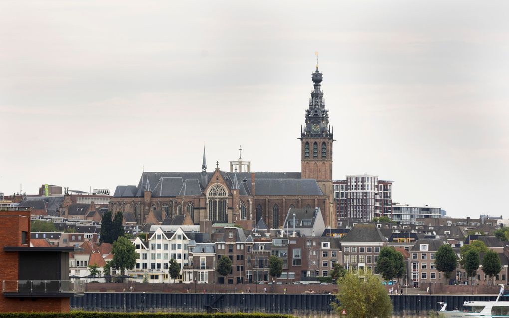 De Stevenskerk in Nijmegen, op de voorgrond de Waal. beeld RD, Anton Dommerholt