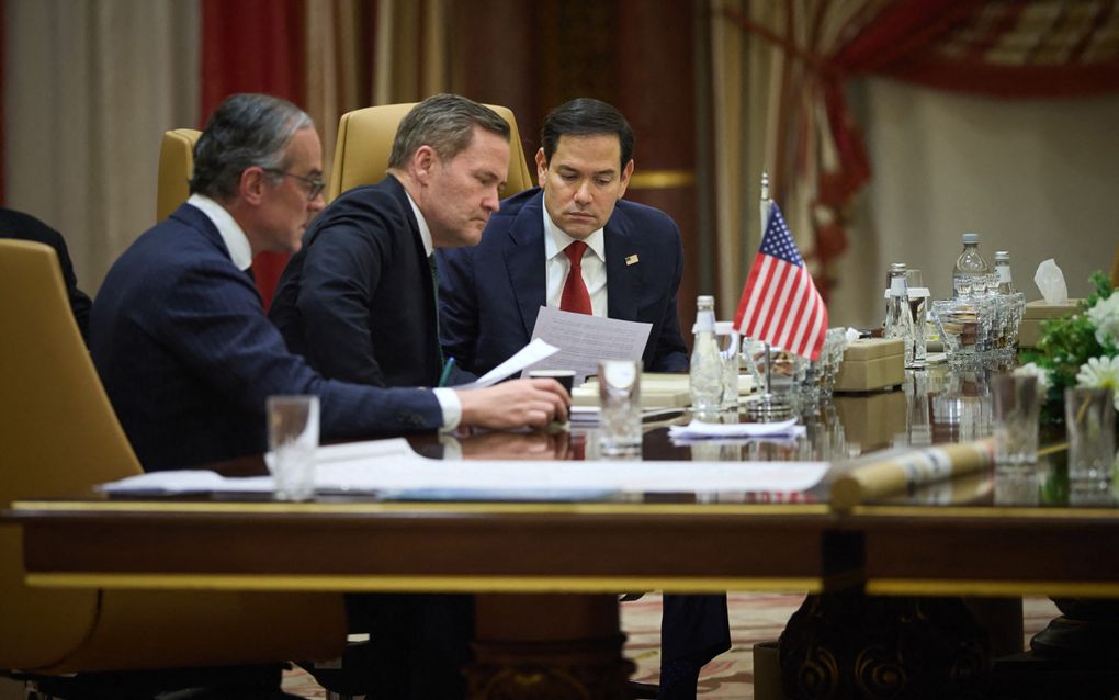 De Amerikaanse minister van Buitenlandse Zaken Marco Rubio (r.) en de Amerikaanse nationale veiligheidsadviseur Mike Waltz (m.) terwijl ze de vergadering van de Oekraïense en Amerikaanse delegaties in Jeddah bijwonen. beeld AFP 