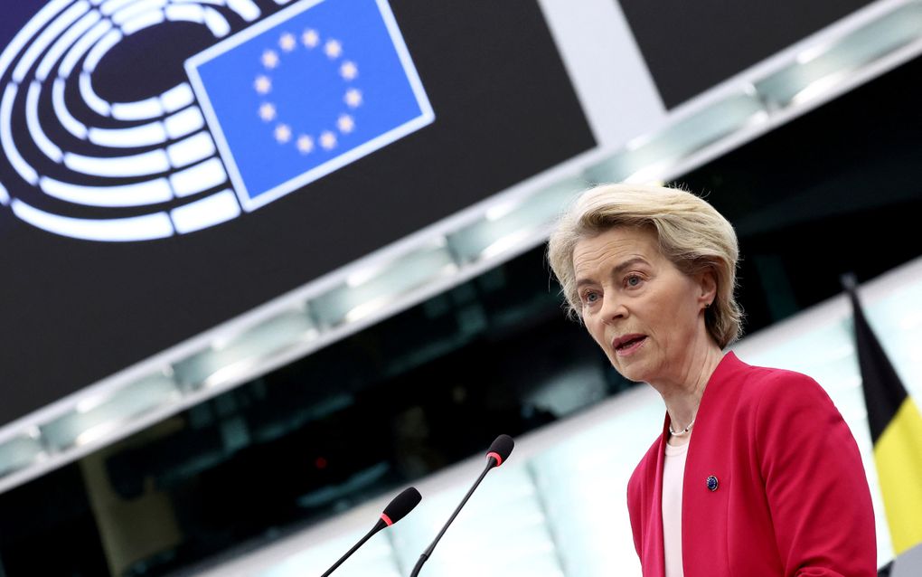 Voorzitter van de Europese Commissie Ursula von der Leyen spreekt tijdens een debat van het Europarlement over de steun aan Oekraïne op 11 maart 2025. beeld FREDERICK FLORIN / AFP