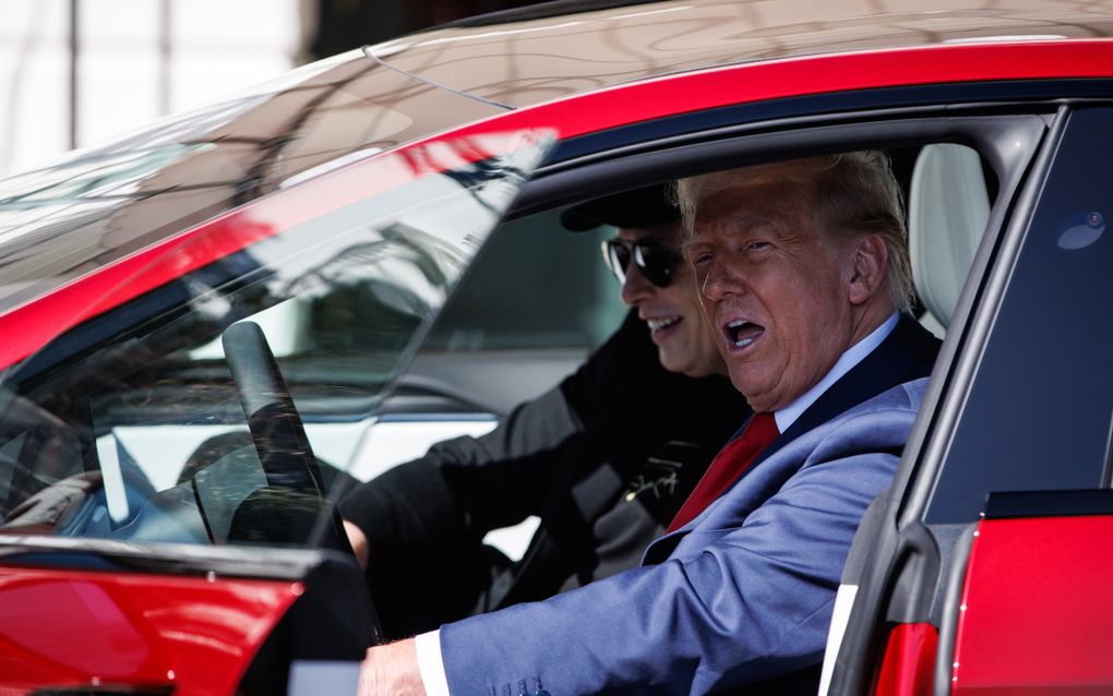 Het vermogen van Elon Musk (l.) is sinds de inauguratie van Trump (r.) met 148 miljard dollar afgenomen. Dat komt vooral door de waardedaling van Tesla. Op de foto zitten de twee in een Tesla Model S. beeld EPA, Samuel Corum 