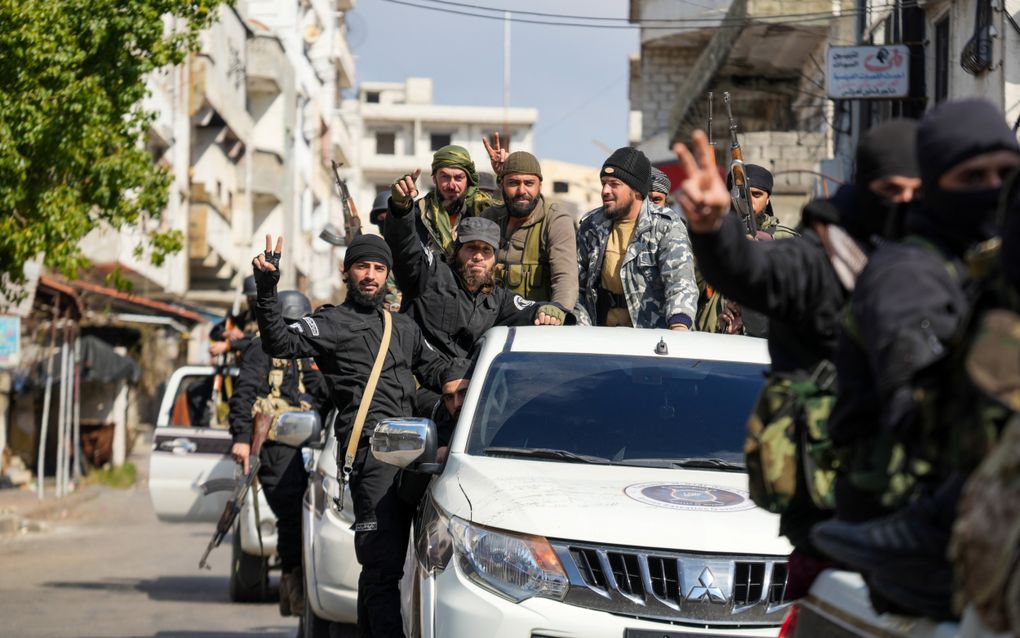 Syrische veiligheidstroepen in de regio Qardaha, waar recent geweldsuitbarstingen waren tegen zogenaamde alawieten. beeld EPA, Ahmad Fallaha 