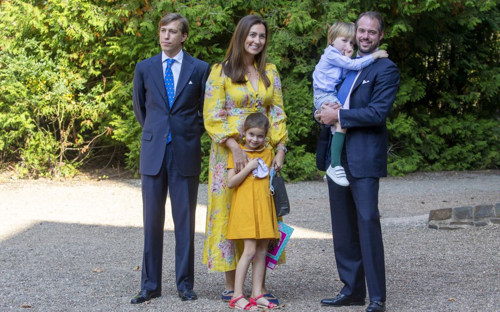 Prinses Claire van Luxemburg met prins Félix en hun oudste twee kinderen en zwager Louis (l). beeld EPA, Julien Warnand