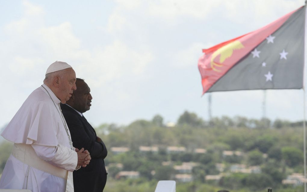 Paus Franciscus (l.) met premier James Marape van Papoea-Nieuw-Guinea, begin september vorig jaar. beeld AFP, Vatican Media 