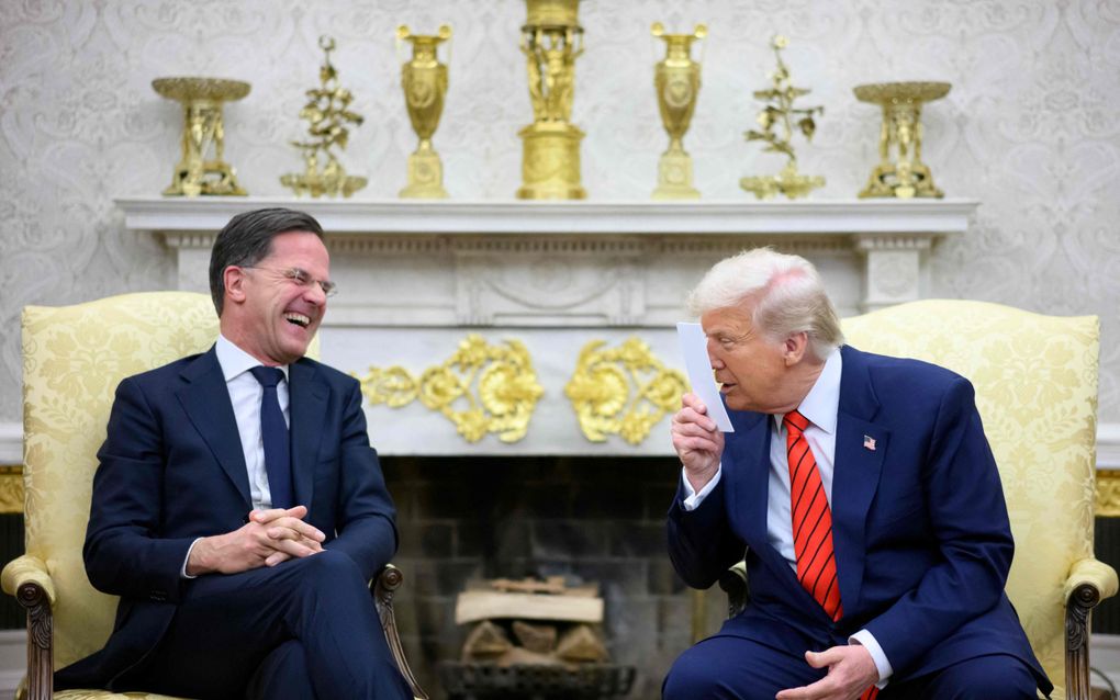 Secretaris-generaal van de NAVO Mark Rutte grapt donderdag in het Oval Office met de Amerikaanse president Donald Trump. beeld AFP, Mandel Ngan