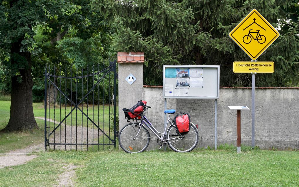 Inmiddels zijn er meer dan 350 ”Radwegekirchen” in Duitsland. Dit was in 2003 de eerste, in Weßnig, aan de Elbe. beeld EPD