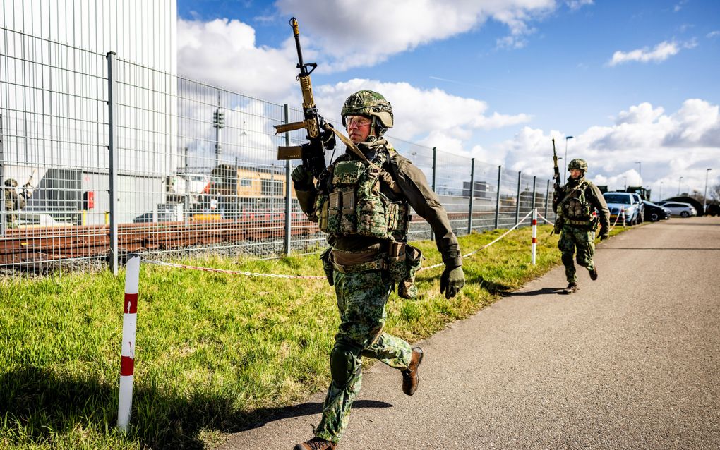 Bewapende reservisten van het Korps Nationale Reserve rukken uit tijdens een tweedaagse oefening in Rhoon, bij Rotterdam. beeld ANP, Jeffrey Groeneweg