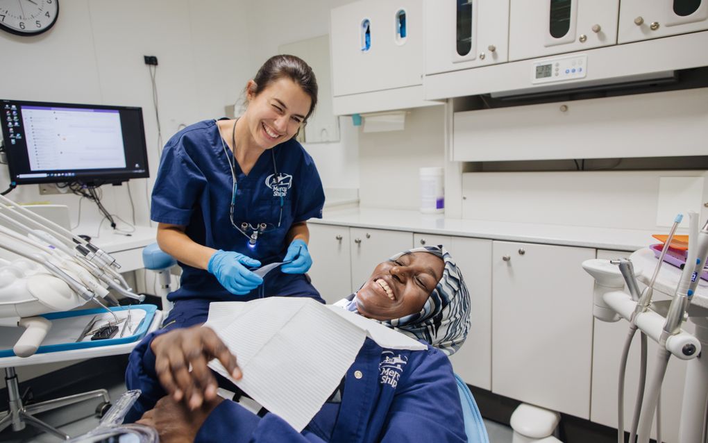 Tandarts Marijke Westerduin bij een tevreden cliënt. beeld Mercy Ships