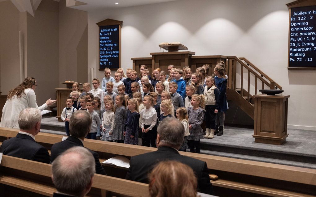 De jongens en meisjes van kinderkoor Yadah zijn voor de feestavond van Steunfonds Israël gekleed in het wit en blauw van de Israëlische vlag. beeld Erik Kottier