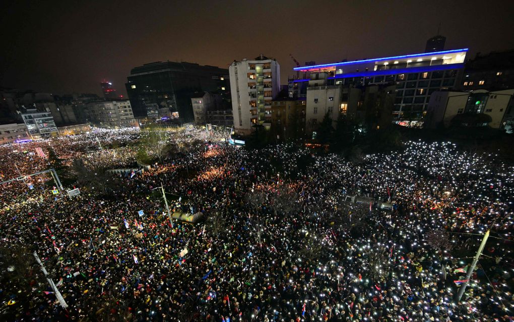 Massaal protest in de Servische hoofdstad Belgrado, zaterdag. beeld AFP, Andrej Isakovic