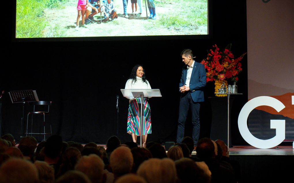 Theologiestudente Eliana Estarita uit Colombia vertelt haar verhaal op de GZB-dag in Veenendaal. Zendingswerker dr. G.C. Vreugdenhil (r.) vertaalt haar. beeld Niek Stam