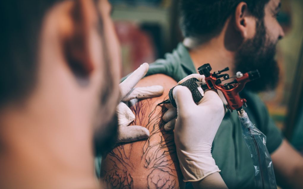 Inktstoffen van tatoeages kunnen zich in de lymfklier ophopen. beeld iStock 