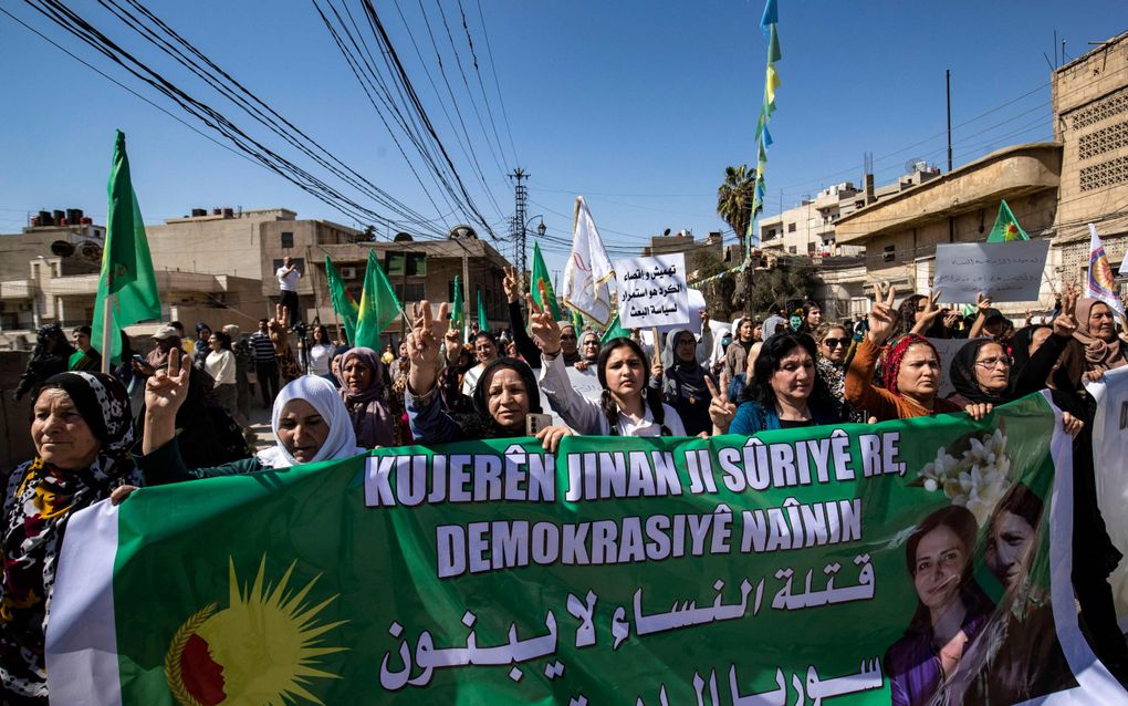 Koerdische vrouwen demonstreren tegen de nieuwe grondwettelijke verklaring in de noordoostelijke stad Qamishli. beeld AFP, Delil Souleiman