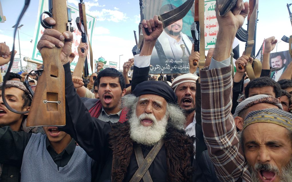 Houthirebellen protesteren maandag in de Jemenitische hoofdstad Sanaa tegen het aanvallen van Houthidoelen door de Verenigde Staten. beeld EPA, Yahya Arhab