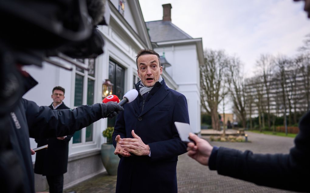 Staatssecretaris Van Oostenbruggen staat de pers te woord. Het kabinet reageert met de maatregel op een eerdere uitspraak van de Hoge Raad. beeld ANP, Phil Nijhuis