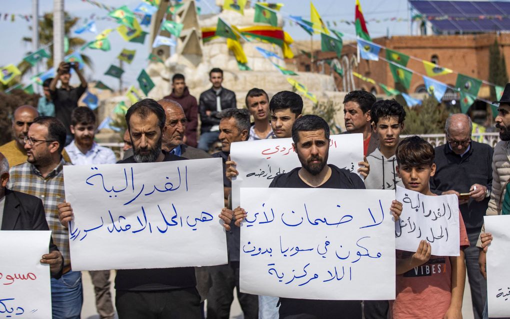 „Israël zal ingrijpen als het in Syrië tot verdere geweldsuitbarstingen tegen druzen, Koerden, alawieten of christenen komt. Foto: Syrische Koerden protesteren tegen het nieuwe bewind.” beeld AFP, Delil Souleiman