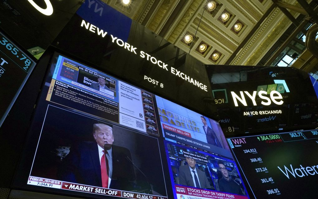 Het onberekenbare economische beleid van president Trump leidt tot onzekerheid in het bedrijfsleven en op de financiële markten. Foto: aandelenbeurs in New York. beeld AFP, Timothy Clary 