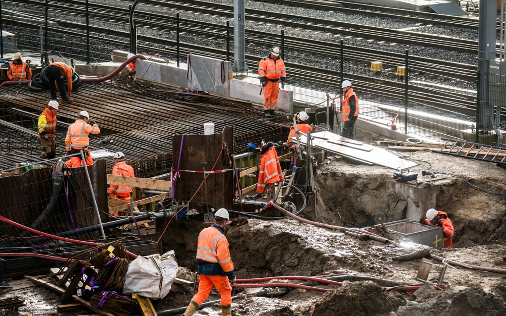 Werkzaamheden bij het spoor. Vooral bij praktisch werk is het risico op kanker groot, blijkt uit nieuw onderzoek van TNO. beeld ANP, Siese Veenstra