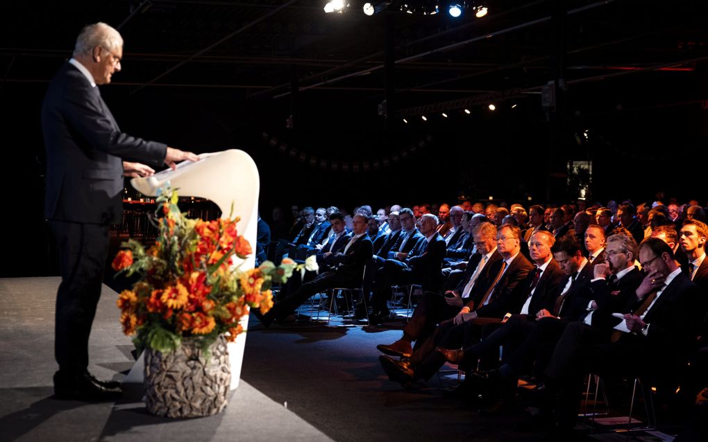 Het SGP-partijcongres, hier tijdens de partijdag in 2023, met op het podium partijvoorzitter Dick van Meeuwen, stemt op zaterdag 24 mei over de Vlissingse motie.. beeld ANP, Ramon van Flymen