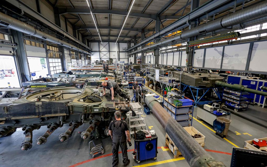 Technici assembleren een Leopard 2A4 gevechtstank in de fabriek van Rheinmetall in het Noord-Duitse Unterluess. De Duitse wapenproducent, één van de grootste van Europa, zag de totale omzet vorig jaar met 36 procent stijgen naar 9,8 miljard euro. beeld AFP, Axel Heimken