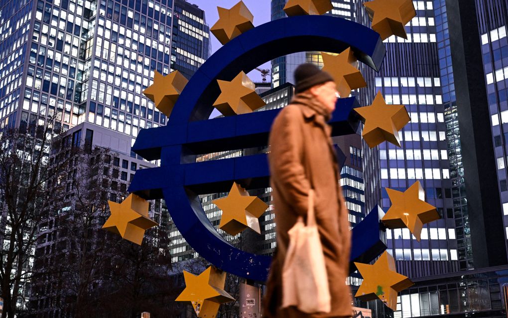 Een man loopt voor het voormalige hoofdkantoor van de Europese Centrale Bank (ECB) in Frankfurt am Main. beeld AFP, Kirill Kudryavtsev