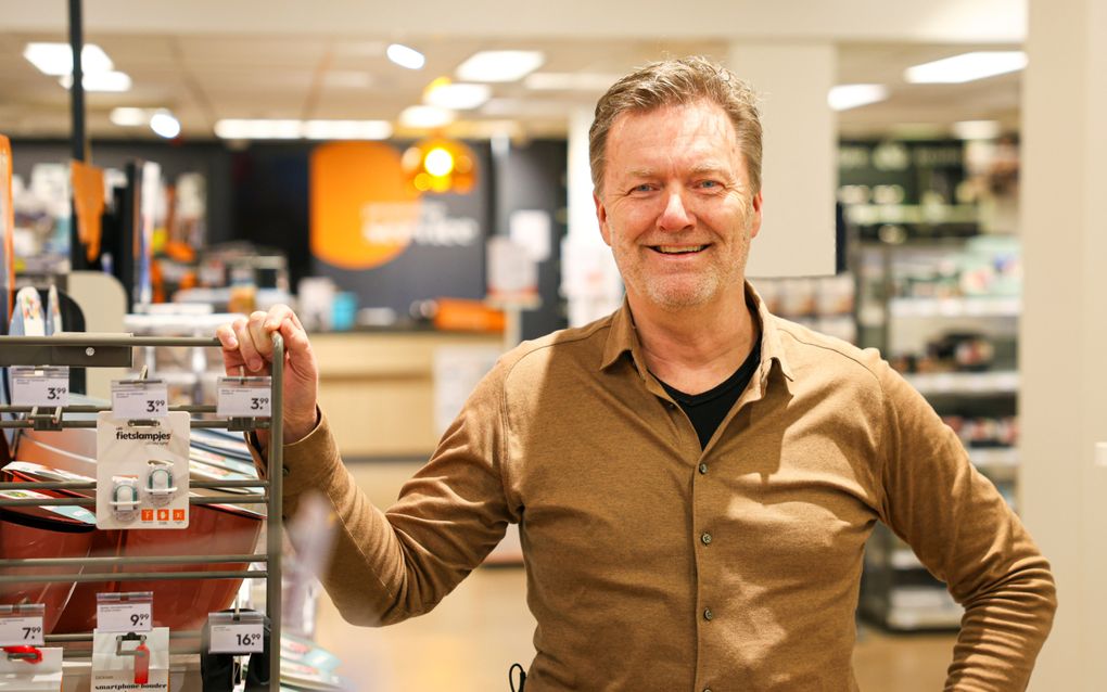 Blokkerwinkelier Henry Slot, in zijn winkel in Emmeloord. Die blijft open. beeld Henry Slot