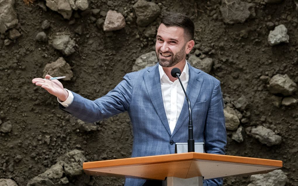 DENK-voorman Stephan van Baarle  diende de motie over de luchtdroppingen eerder deze week in, beeld ANP, Remko de Waal.