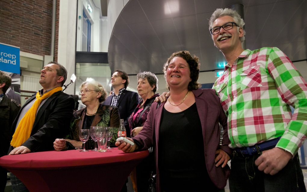 In het stadhuis van Vlissingen kijken Lilian Janse, de eerste vrouwelijke lijsttrekker van de SGP, en haar man (rechts) naar de uitslag van de gemeenteraadsverkiezing van  2014. beeld Sjaak Verboom