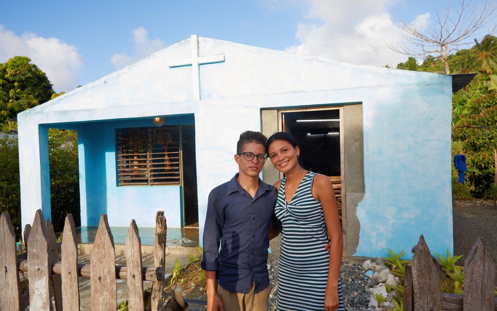 Ds. Arilexi en zijn vrouw Mona poseren voor hun kerkje annex woonhuisje. Zij brengen het Evangelie aan Cubanen die in grote armoede leven. beeld Jaco Klamer