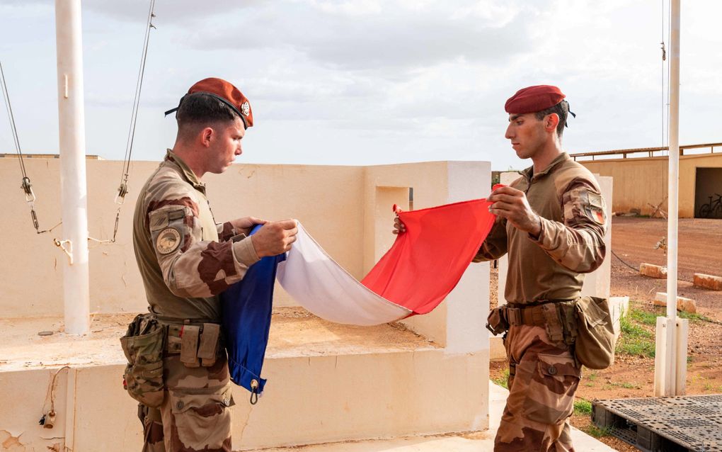 Franse militairen in de Sahelregio vouwen de Tricolore op. beeld AFP, Etat Major des Armées