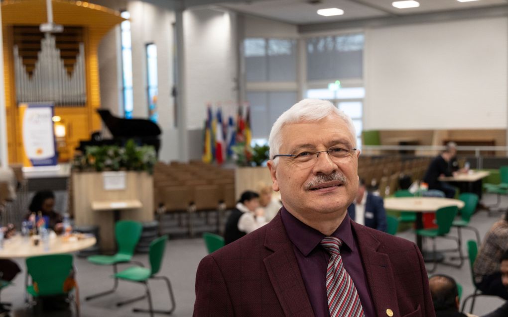 Liviu Caprar leidde woensdagavond de Bijbelstudie tijdens de opening van de onderwijsconferentie in Apeldoorn. beeld RD, Anton Dommerholt