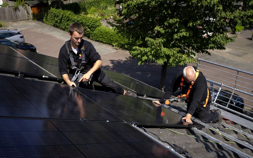 Installatie van zonnepanelen op het dak van een woning. beeld ANP, Sander Koning