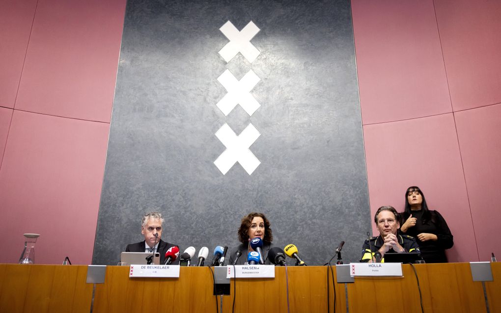 Na de rellen in november praatten hoofdofficier van Justitie René de Beukelaer, burgemeester Femke Halsema en politiechef van de eenheid Amsterdam-Amstelland Peter Holla de pers bij over de rellen. beeld ANP