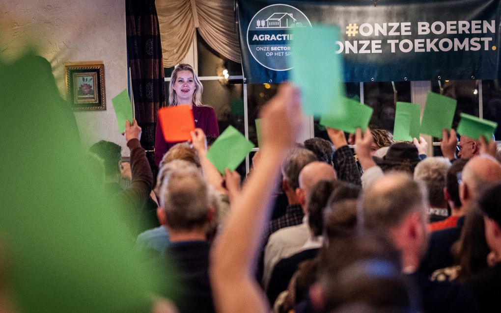 Minister Femke Wiersma van Landbouw ging donderdagavond aan de hand van stellingen in gesprek met een paar honderd boeren over actuele onderwerpen in de sector. beeld ANP, Vincent Jannink