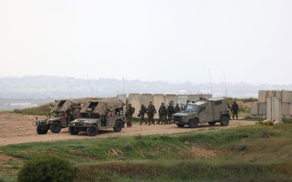 Israëlische troepen nemen positie in langs de grens met de Gazastrook. beeld AFP, Gil Cohen-Magen