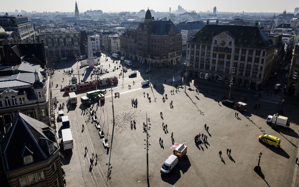 Uitzicht op de Dam tijdens de perspreview op het dak van de Nieuwe Kerk in Amsterdam. De steiger is open voor publiek tijdens de restauratie van de centrale vieringtoren, de spitstoren midden op het dak. beeld ANP, Sem van der Wal