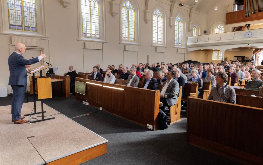 In de Singelkerk in Utrecht werd zaterdag de jaarlijkse conferentie van Stichting Christelijke Filosofie gehouden. Achter de katheder prof. dr. Pieter Vos. beeld Erik Kottier