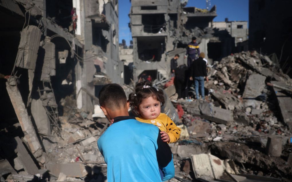 Palestijnse kinderen tussen de puinhopen in de Gazastrook. beeld AFP, Eyad BABA