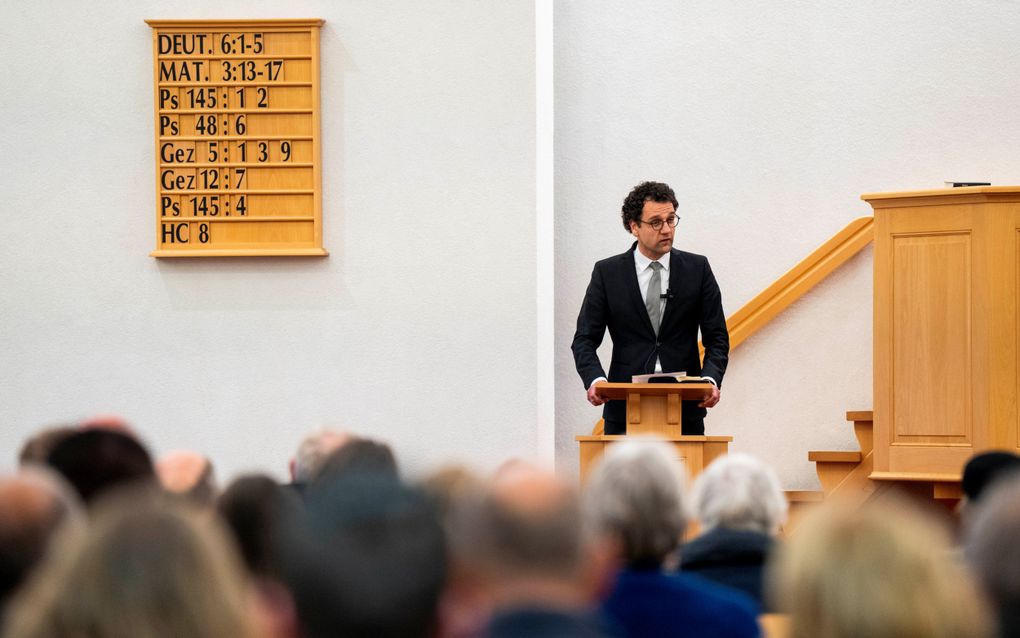 Ds. A. Voorwinden ging maandagavond voor tijdens een bidstond in de christelijke gereformeerde kerk te Noordeloos. beeld Cees van der Wal