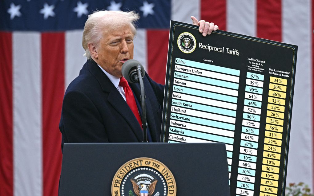 De Amerikaanse president Donald Trump laat de importheffingen zien. beeld AFP, Brendan Smialowski