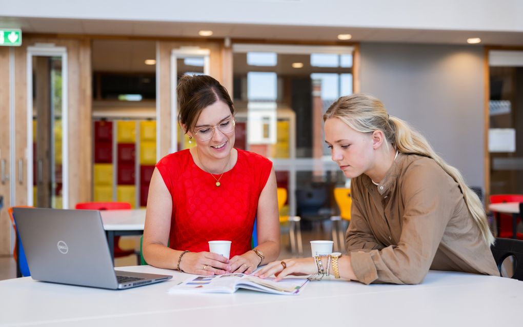 Onderwijsassistent Marjette Proos-Adema uit Bodegraven helpt een leerling op Driestar Leiden. beeld Driestar Leiden