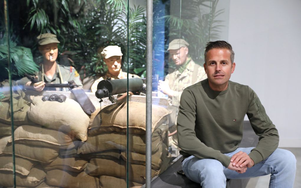 Dankzij het Bevrijdingsmuseum in Nieuwdorp is Bataljon Zeeland weer springlevend, ook al zijn de meeste veteranen overleden. Op de foto poseert museumdirecteur Stef Traas bij een vitrine. beeld VidiPhoto.