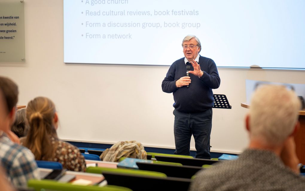 Op de Christelijke Hogeschool Ede (CHE) sprak theoloog Lindsay Brown dinsdag tijdens een bijeenkomst voor studenten, georganiseerd door IFES. Brown, afkomstig uit Wales, is al vele jaren [werkzaam](https://euroleadership.org/person/lindsay-brown) onder studenten. Op de CHE sprak hij over „de kracht van het Evangelie op de universiteiten in de wereld”. beeld Niek Stam