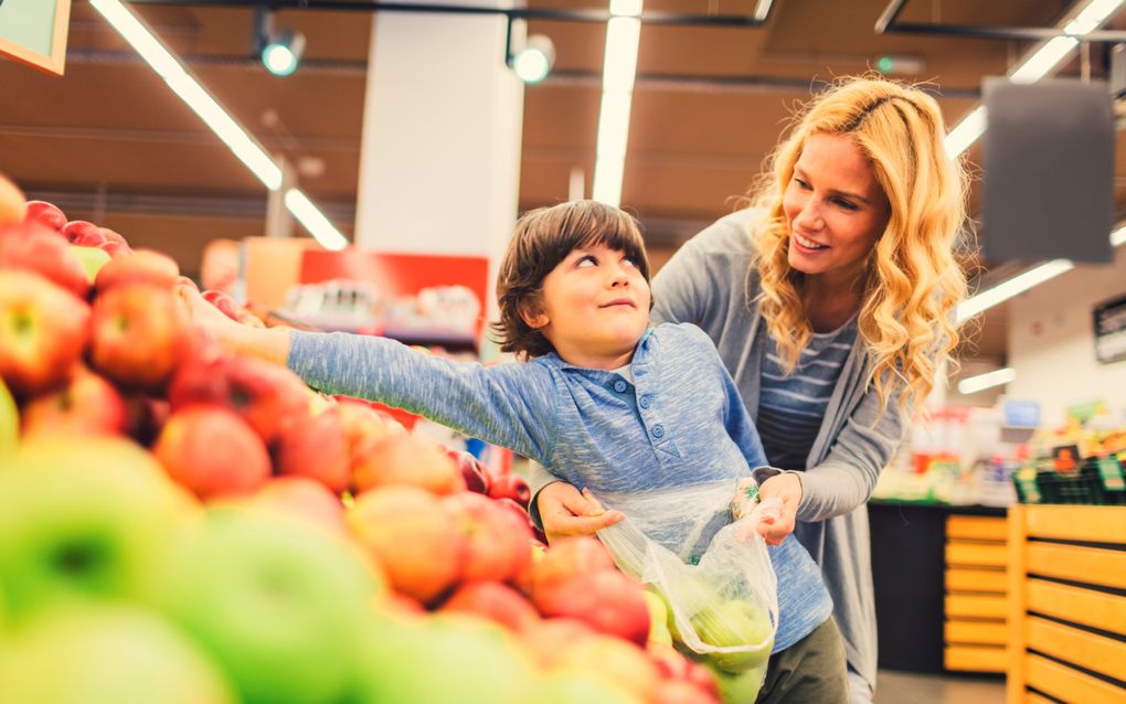 „Praat als ouder over simpele zaken als de prijs van een zak appels in de supermarkt.” beeld Getty Images