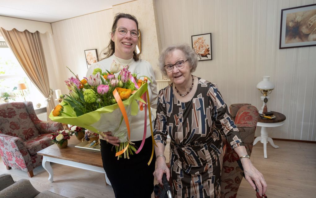 Anja van Zandwijk (l.) krijgt bloemen van haar vroegere buurvrouw Aatje van Luijtelaar. beeld Sjef Prins