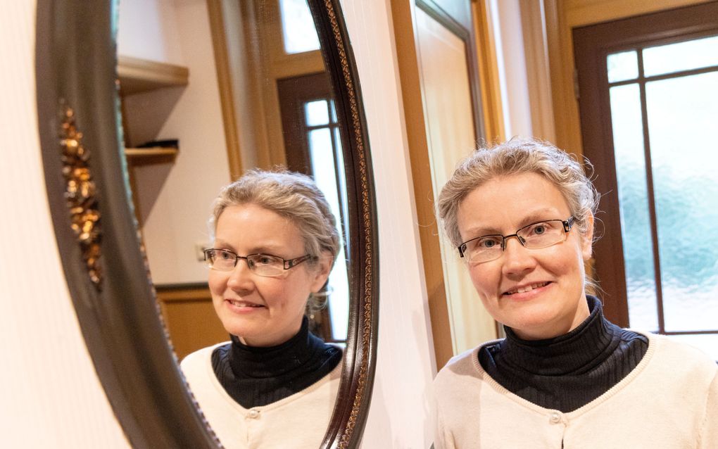 Anita Rebel voor de spiegel die ze vond in een kringloopwinkel in het Limburgse Valkenburg. beeld RD, Anton Dommerholt