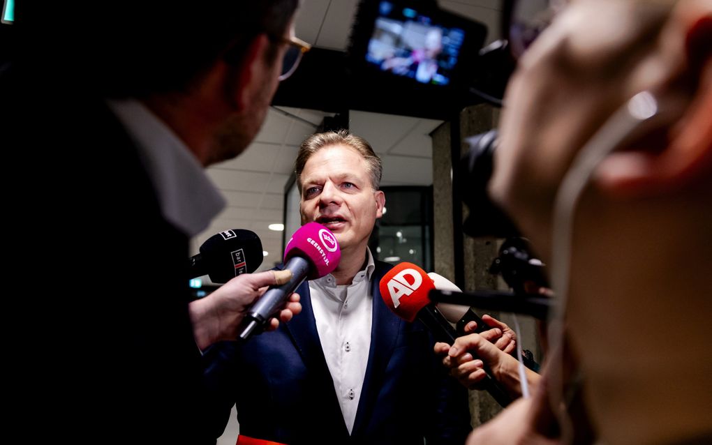 Pieter Omtzigt (NSC) staat de pers te woord in het Tweede Kamergebouw. De politicus maakte op Goede Vrijdag bekend te vertrekken uit de landspolitiek vanwege zijn gezondheid. beeld ANP, Robin van Lonkhuijsen.