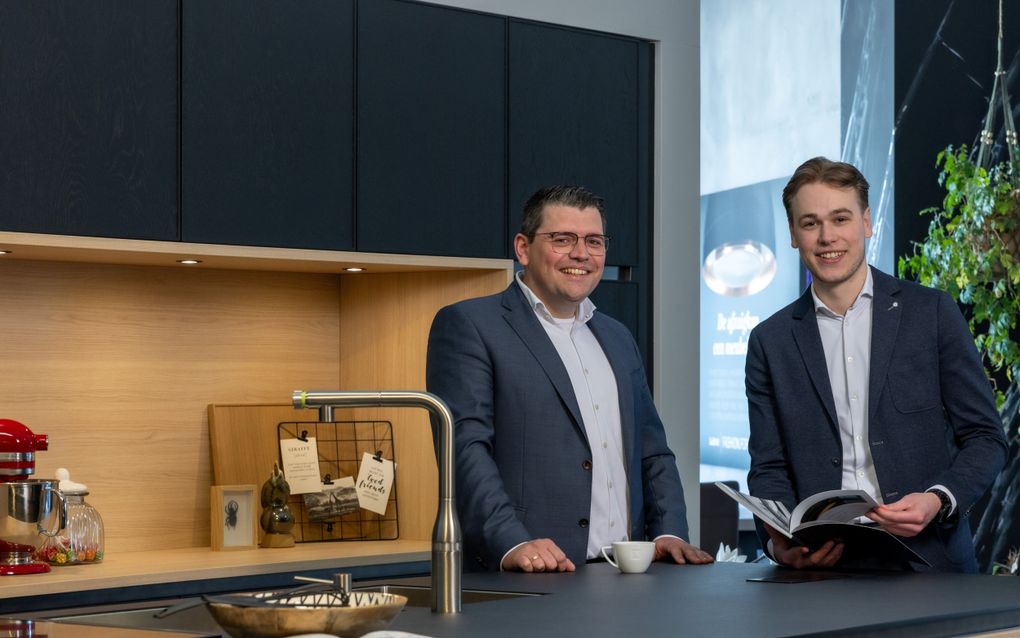 Eigenaar Henk Jan Haase en verkoop- en marketingadviseur Matthijs Kreijkes van Keukenstudio Regio Oost in Rijssen. beeld Keukenstudio Regio Oost