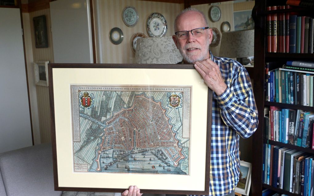 B. Meines met de gravure van Amsterdam die hij kocht in een kringloopwinkel. beeld Fotopersburo Dijkstra